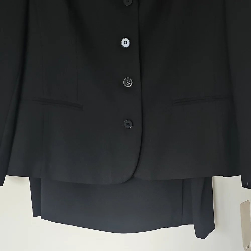 Evan Picone Classic Black Suit Jacket - Picture 3 of 16